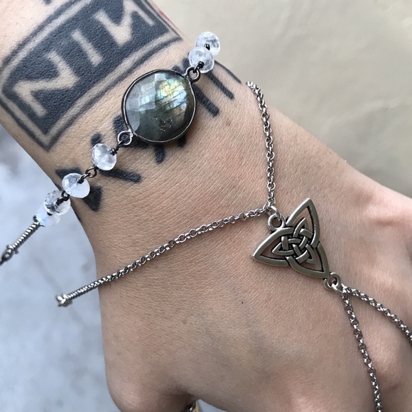 Moonstone & labradorite celtic knot hand bracelet - Picture 3 of 8